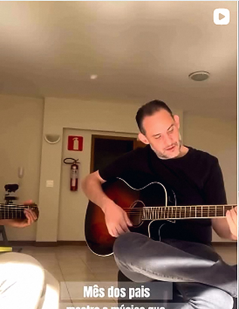 Bruno Gatti tocando violão durante a campanha